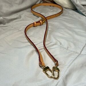 Real cowhide leather unbrand strap for Bag. Never used.